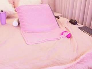 Live webcam model mssbombom on Soda Cams