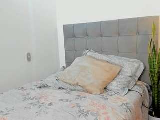 sophia-lopeez Live Webcam on CamSoda