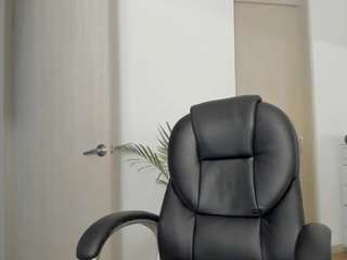 Model ini sedang live sekarang. charlotte-tillerx
