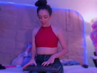 kimcooper, female webcam model,  years old, on live webcam