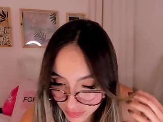 Live webcam model lindadelavega on Soda Cams