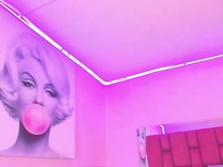 sexxy-naomi's CamSoda show and profile