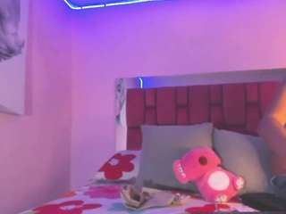 sexxy-naomi's CamSoda show and profile