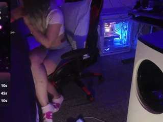 blondiewithanass webcam model