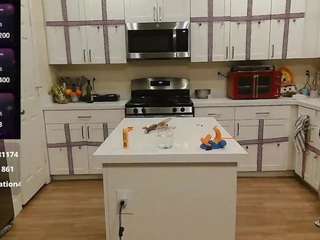 blondiewithanass webcam model