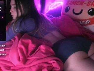 blondiewithanass webcam model