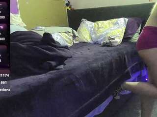 blondiewithanass webcam model