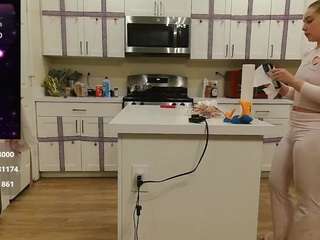 blondiewithanass webcam model