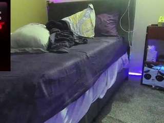 blondiewithanass live cam profile