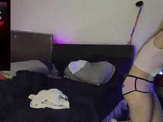 blondiewithanass's live room