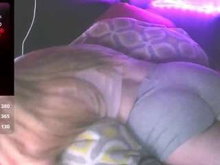 blondiewithanass's live room