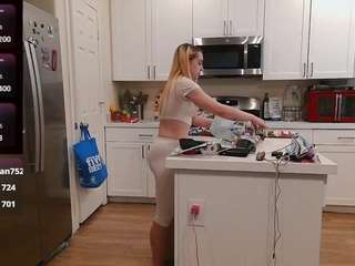 blondiewithanass live cam preview