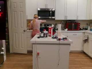 blondiewithanass live cam preview
