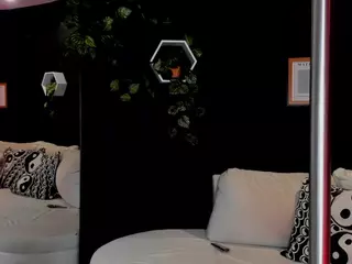 alicebrave's Live Sex Cam Show