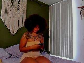 Live webcam model karlyee on Soda Cams