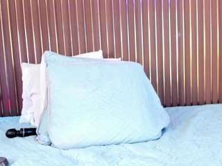 Mia Pineda live cam — amateur, feet, toys
