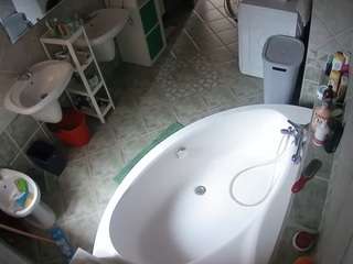 voyeurcam-julmodels-bath-1st-1 CamXperience