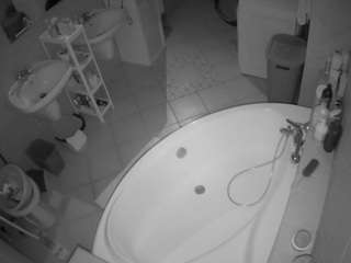 Voyeurcam-julmodels-bath-1st-1