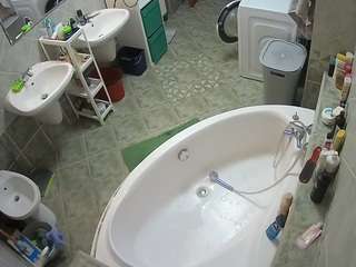 Dannygirl Cam Model camsoda voyeurcam-julmodels-bath-1st-1