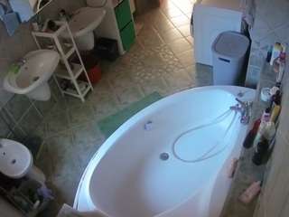 voyeurcam-julmodels-bath-1st-1 Thumb Image