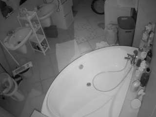 Live Shower Cams camsoda voyeurcam-julmodels-bath-1st-1