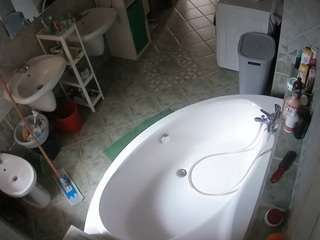 Voyeu House camsoda voyeurcam-julmodels-bath-1st-1