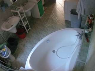 Live Shower Cams camsoda voyeurcam-julmodels-bath-1st-1