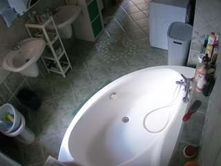 British Cam Models camsoda voyeurcam-julmodels-bath-1st-1