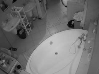 voyeurcam-julmodels-bath-1st-1