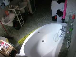 voyeurcam-julmodels-bath-1st-1