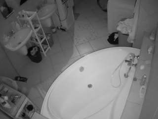 voyeurcam-julmodels-bath-1st-1