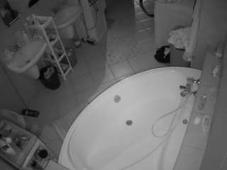 voyeurcam-julmodels-bath-1st-1