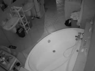 voyeurcam-julmodels-bath-1st-1's preview