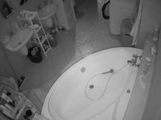 voyeurcam-julmodels-bath-1st-1