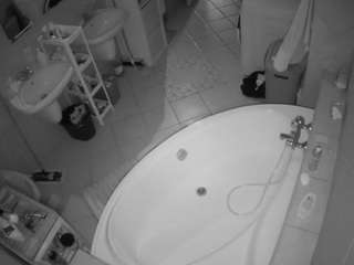 voyeurcam-julmodels-bath-1st-1