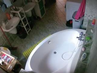 voyeurcam-julmodels-bath-1st-1 Thumb Image