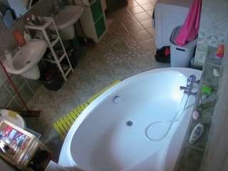 voyeurcam-julmodels-bath-1st-1 Thumb Image