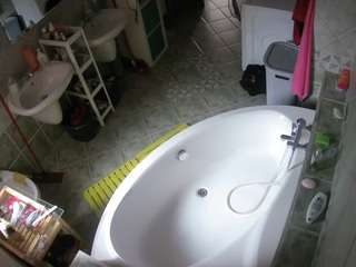 voyeurcam-julmodels-bath-1st-1