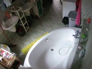 voyeurcam-julmodels-bath-1st-1