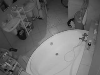 voyeurcam-julmodels-bath-1st-1