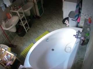 voyeurcam-julmodels-bath-1st-1