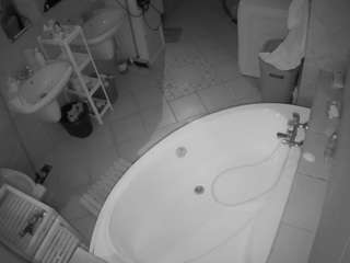voyeurcam-julmodels-bath-1st-1