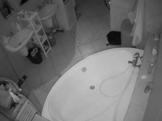 voyeurcam-julmodels-bath-1st-1