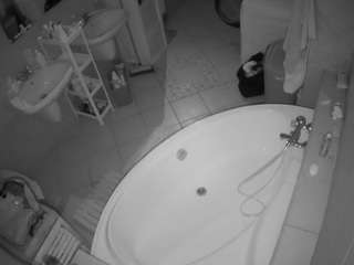voyeurcam-julmodels-bath-1st-1