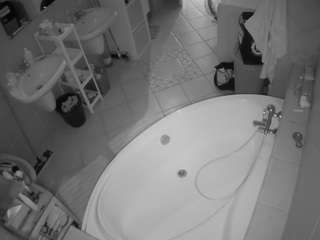 voyeurcam-julmodels-bath-1st-1