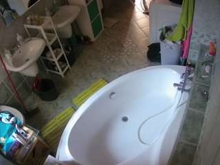 voyeurcam-julmodels-bath-1st-1