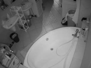 voyeurcam-julmodels-bath-1st-1