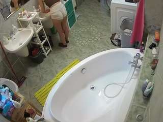 voyeurcam-julmodels-bath-1st-1 Thumb Image