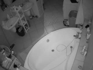 voyeurcam-julmodels-bath-1st-1 Thumb Image
