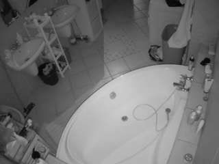 voyeurcam-julmodels-bath-1st-1 Thumb Image